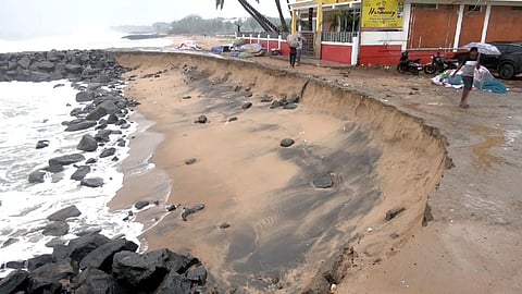 புதுச்சேரி காலாப்பட்டு பகுதி மீனவ கிராமத்தில் கடல் நீரால் துண்டிக்கப்பட்ட சாலை.