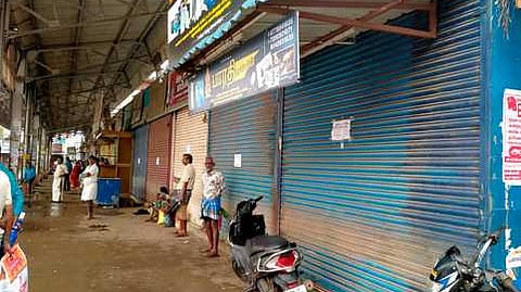 பண்ருட்டி பேருந்து நிலையத்தில் அடைக்கப்பட்டுள்ள கடைகள்.