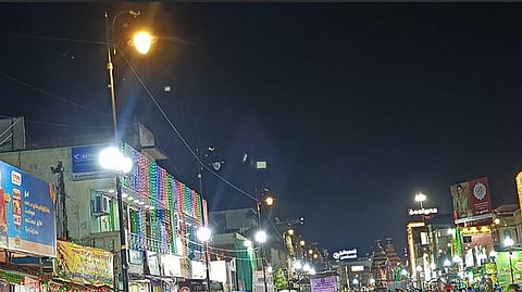 திருவண்ணாமலை மாடவீதியில் பிரகாசிக்கும் நெடுஞ்சாலைத் துறை சாா்பில் அமைக்கப்பட்ட தெரு விளக்குகள்.