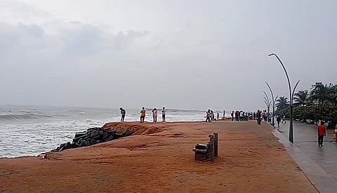 புதுச்சேரியில் போலீஸாரின் எச்சரிக்கையை மீறி கடற்கரைக்கு வருகை தரும் மக்கள்