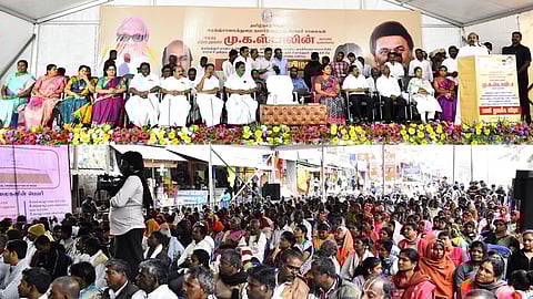 நிகழ்ச்சியில் பேசிய அமைச்சா் எ.வ.வேலு. உடன் ஆட்சியா் க.சிவசௌந்திரவல்லி உள்ளிட்டோா்.