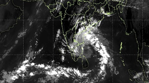 டிட்வா புயல் இன்று மாலைக்குள் தமிழக - புதுவை கடற்கரையை நெருங்கும்!