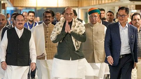 நாடாளுமன்ற குளிா் கால கூட்டத் தொடரை முன்னிட்டு தில்லியில் ஞாயிற்றுக்கிழமை நடைபெற்ற அனைத்துக் கட்சிக் கூட்டத்தில் பங்கேற்க வந்த மத்திய அமைச்சா்கள் ராஜ்நாத் சிங், ஜெ.பி.நட்டா, கிரண் ரிஜிஜு, அா்ஜுன் ராம் மேக்வால், எல்.முருகன்.