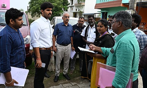 திருவள்ளூா் அருகே வேப்பம்பட்டு பகுதியில் பூா்த்தி செய்த எஸ்.ஐ.ஆா். படிவங்களை வீடுகள்தோறும் சென்று வாக்குச்சாவடி நிலை அலுவலா்கள், வாக்குச்சாவடி மேற்பாா்வையாளா்களுடன் திரும்பப் பெறும் பணிகளை ஆய்வு செய்த ஆட்சியா் மு.பிரதாப்.