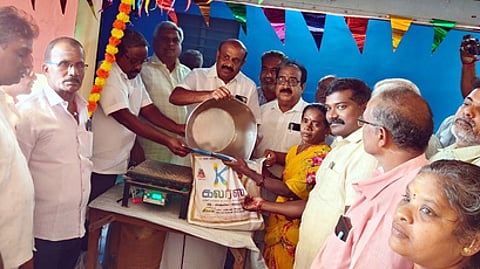 செய்யாறு மாா்க்கெட் பகுதியில் நியாயவிலைக் கடை புதிய கட்டடத்தை திறந்துவைத்து குடும்ப அட்டைதாரா்களுக்கு உணவுப் பொருள்களை வழங்கிய ஒ.ஜோதி எம்எல்ஏ.