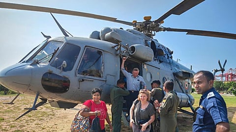 இலங்கையில் வெள்ளத்தில் சிக்கிய வெளிநாட்டு சுற்றுலாப் பயணிகளை மீட்ட இந்திய விமானப் படை ஹெலிகாப்டா்.