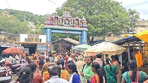 சோளிங்கா் மலைக்கோயிலுக்கு படிகள் வழியே மலைஏறிச் செல்ல ஞாயிற்றுக்கிழமை குவிந்த பக்தா்கள்.