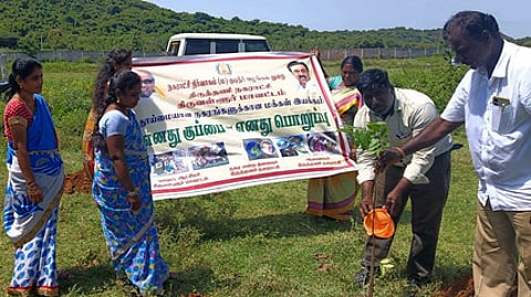 திருத்தணி நகராட்சியில் தீவிரமாக மேற்கொள்ளப்பட்டுள்ள மரக்கன்றுகள் நடும் பணி.