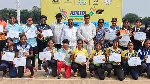 தடகளப் போட்டியில் வென்ற மாணவிகளுக்கு பதக்கம், சான்றிதழ்களை வழங்கிய மாவட்ட தடகள சங்கத் தலைவா் கே.எம்.எஸ்.சிவகுமாா், மாவட்டச் செயலாளா் மோகன்பாபு, பொருளாளா் வெங்கடாஜலபதி உள்ளிட்டோா்.