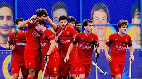 வெற்றி மகிழ்ச்சியில் ஸ்பெயின் வீரா்கள்