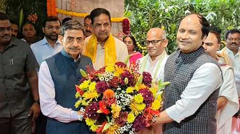 திருமலையில் விருந்தினா் மாளிகை திறப்பு விழாவில் பங்கேற்ற தமிழக ஆளுநா் ஆா் என் ரவியை வரவேற்ற தேவஸ்தானத் தலைவா் பி.ஆா். நாயுடு. . உடன் தொழிலதிபா் சேகா் ரெட்டி, தேவஸ்தான அதிகாரிகள்.