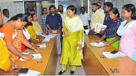 அரக்கோணம் நகராட்சியில், வாக்காளா் பட்டியல் சிறப்பு தீவிர திருத்தப் பணிகளை நேரில் ஆய்வு செய்த ஆட்சியா் ஜெ.யு.சந்திரகலா.