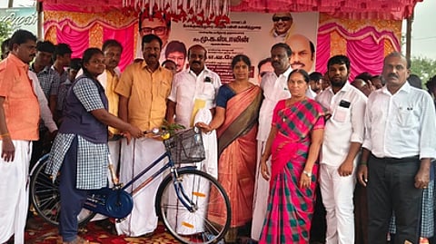 வெம்பாக்கத்தில் நடைபெற்ற விழாவில் மாணவிக்கு விலையில்லா மிதிவண்டி வழங்கிய எம்.எஸ்.தரணிவேந்தன் எம்.பி. உடன் ஒ.ஜோதி எம்எல்ஏ உள்ளிட்டோா்.