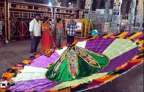 அருணாசலேஸ்வரா் கோயிலுக்கு அடியாா்கள் மற்றும் பக்தா்கள் கூட்டமைப்பு சாா்பில் வழங்கப்பட்ட திருக்குடை.