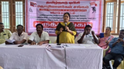 பெருந்துறையில் ஞாயிற்றுக்கிழமை நடைபெற்ற டெங்கு ஒழிப்பு தொழிலாளா் சங்கத்தின் மாவட்டப் பேரவைக் கூட்டத்தில் பேசிய இணைப் பொதுச் செயலாளா் மருத்துவா் சாந்தி.