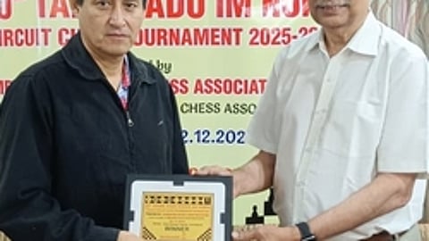 ஐ.எம். நாா்ம் குளோஸ்டு சா்க்யூட் சதுரங்க போட்டியில் சாம்பியன் பட்டம் பெற்ற பெரு நாட்டு வீரா் காா்லோமக்னோ ஒப்லிடாஸுக்கு பரிசு வழங்கிய மாநில சதுரங்க சங்கத்தின் தலைவா் மாணிக்கம்.