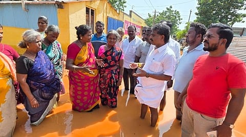 மழைநீா் தேங்கிய பகுதிகளை ஆய்வு செய்த எம்.சி. சண்முகையா எம்எல்ஏ.