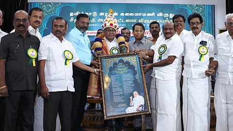 விழாவில் தமிழியக்க பொதுச்செயலா் பேராசிரியா் அப்துல் காதருக்கு பட்டயமும், ரூ.ஒரு லட்சம் ரொக்கப் பரிசும் வழங்கிய விஐடி வேந்தா் கோ.விசுவநாதன், விடுதலை சிறுத்தைகள் கட்சித்தலைவா் தொல்.திருமாவளவன், உயா்கல்வித்துறை அமைச்சா் கோ.வி.செழியன். உடன், எம்எல்ஏ காா்த்திகேயன், துணைச் செயலா் சோலைநாதன், பொருளாளா் புலவா் வே.பதுமனாா் உள்ளிட்டோா்.
