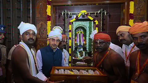 அய்யா வைகுண்டர் அருளிய அகிலத்திரட்டு அம்மானை உதய தின யாத்திரையை சென்னை மணலி புது நகரில் தொடங்கி வைத்த
ஆளுநர் ஆர்.என். ரவி. உடன், தர்மபதி நிர்வாகிகள் உள்ளிட்டோர்.