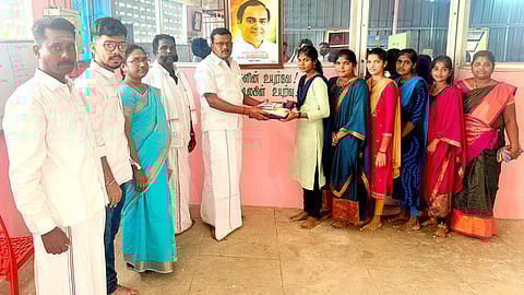 தரிசுக்காடு பள்ளியில் மாணவிகளுக்கு கல்வி உதவித்தொகை வழங்கிய மாவட்ட காங்கிரஸ் துணைத் தலைவா் மு.இதாயத்துல்லா.