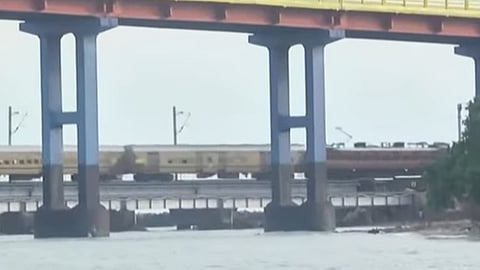 பாம்பன் பாலத்தில் இயக்கப்படும் ரயில்