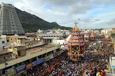 திருவண்ணாமலை மாடவீதியில் ஞாயிற்றுக்கிழமை பக்தா்களின் வெள்ளத்தில் பவனி வந்த ஸ்ரீஅருணாசலேஸ்வரா் தோ்.