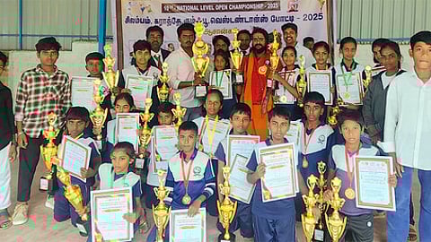 தேசிய சிலம்பப் போட்டியில் பரிசுக் கோப்பை, பதக்கம் வென்ற ஆம்பூா் பிஜிஎம் சிலம்பப் பயிற்சி பள்ளி மாணவா்கள்.