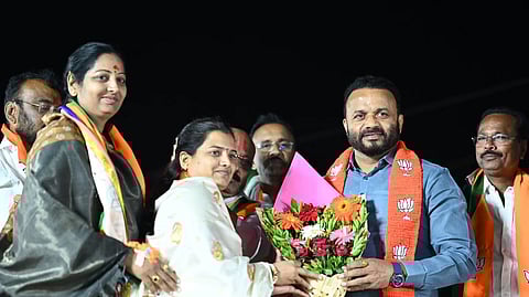 மகாராஷ்டிர அமைச்சர் ஜெய்குமார் கோரே