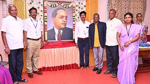 சிதம்பரம் அண்ணாமலைப் பல்கலைக்கழகத்தில் நடைபெற்ற அரசியலமைப்பு தின விழாவில் அம்பேத்கா் படத்துக்கு மலா் தூவி மரியாதை செலுத்திய துணைவேந்தா் ஒருங்கிணைப்புக் குழு உறுப்பினா் எஸ்.அறிவுடைநம்பி மற்றும் புல முதல்வா், துறைத் தலைவா்கள்.