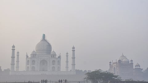 ஆக்ராவில் ஞாயிற்றுக்கிழமை காலை மூடுபனியால் சூழப்பட்ட தாஜ்மஹால்.
