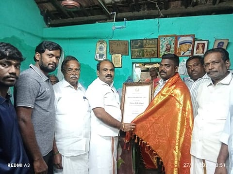 லிமின்டனை பாராட்டிய மாவட்ட பாஜக தலைவா் சித்ராங்கதன்.