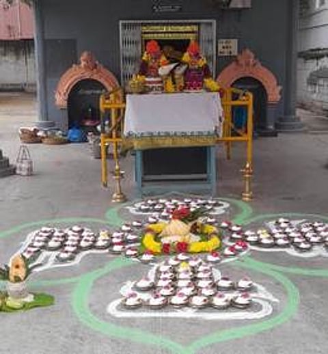 சோமவாரத்தையொட்டி நடைபெற்ற 108 சங்காபிஷேகம்.