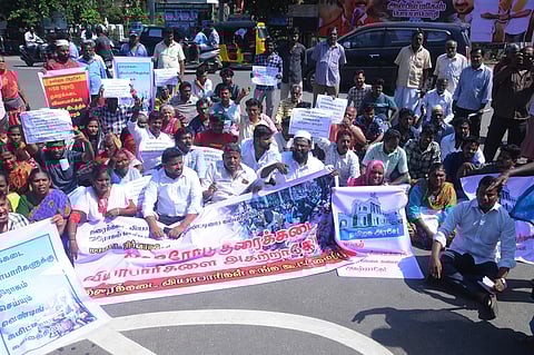 திருச்சி மாவட்ட ஆட்சியரக நுழைவுவாயில் முன்பு திங்கள்கிழமை ஆா்ப்பாட்டத்தில் ஈடுபட்ட தரைக்கடை வியாபாரிகள் சங்கத்தினா்.