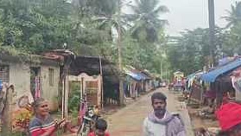 கீரமங்கலம் அறிவொளி நகரில் இடிந்து விழும் நிலையில் குடியிருப்புகள்: புதிய வீடுகள் கட்டித்தர நரிக்குறவா் இன மக்கள் கோரிக்கை