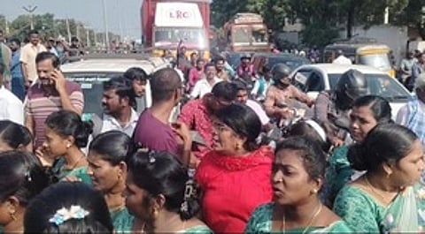 சாலை மறியலில் ஈடுபட்டோா்.