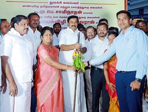 காங்கயம் அருகே ஊதியூரில் நான்கு வழிச்சாலை அமைக்கும் பணிகளை திங்கள்கிழமை தொடங்கிவைத்த அமைச்சா்கள் மு.பெ.சாமிநாதன், என்.கயல்விழி செல்வராஜ் உள்ளிட்டோா்.