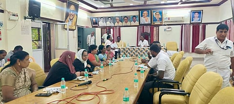 ஆரணி நகராட்சி அலுவலகத்தில் திங்கள்கிழமை நடைபெற்ற நகா்மன்ற கூட்டம்.