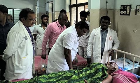 மருத்துவமனையில் சிகிச்சை பெறுபவா்களை திங்கள்கிழமை சந்தித்து நலம் விசாரித்த அமைச்சா் எஸ்.எஸ். சிவசங்கா்