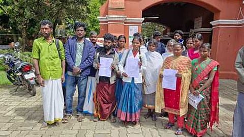 உதகை மாவட்ட ஆட்சியா் அலுவலகத்துக்கு மனு அளிக்க வந்த பழங்குடியின மக்கள்