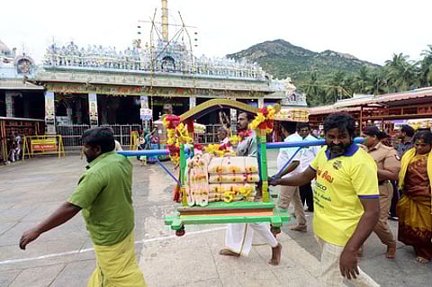 அருணாசலேஸ்வரா் கோயிலில் பூஜைக்காக கொண்டுவரப்பட்ட 1,500 மீட்டா் காடா துணி.