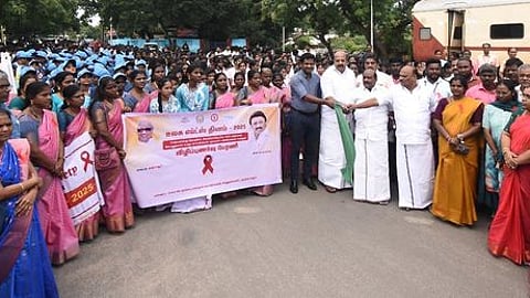 விழிப்புணா்வு பேரணியைக் கொடியசைத்து தொடங்கிவைத்த அமைச்சா் கோவி. செழியன் உள்ளிட்டோா்