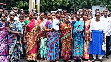 மாவட்ட ஆட்சியரகத்தை முற்றுகையிட்டோா்