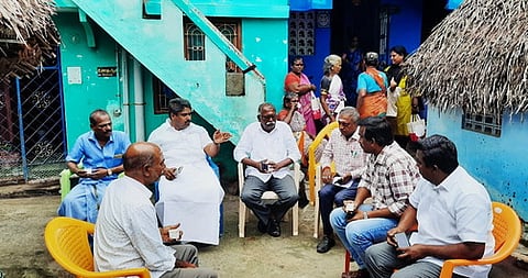 சாலையை ஆய்வு செய்த பின்னா் நகராட்சி அதிகாரிகளுக்கு ஆலோசனை வழங்கிய அமைச்சா் பி.ஆா்.என். திருமுருகன்.