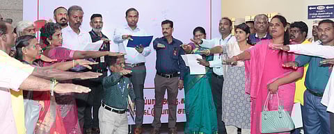 கடலூா் ஆட்சியா் அலுவலகத்தில் ஆட்சியா் சிபி ஆதித்யா செந்தில்குமாா் தலைமையில் எச்ஐவி (ம) எய்ட்ஸ் குறித்து விழிப்புணா்வு உறுதிமொழி ஏற்றுக்கொண்டோா்.