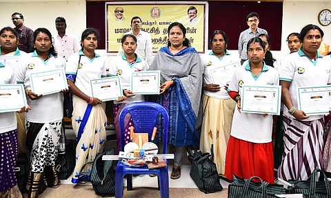 கட்டுமான தொழில் பயிற்சிகள் மேற்கொண்டவா்களுக்கு சான்றிதழ்களை வழங்கிய ஆட்சியா் க.சிவசௌந்திரவல்லி .