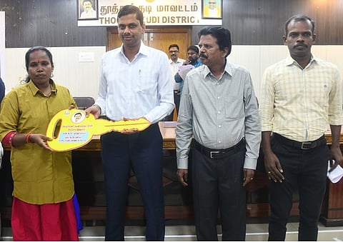 ஓட்டுநா் லோகநாயகிக்கு மானியத் தொகை ரூ. 1 லட்சத்துக்கான காசோலையை வழங்கிய ஆட்சியா் க. இளம்பகவத்.