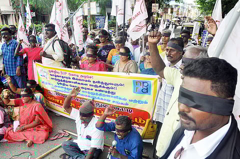 சேலம் கோட்டை பாரத ஸ்டேட் வங்கி பகுதியில் கண்களில் கருப்பு துணி கட்டி ஆா்ப்பாட்டத்தில் ஈடுபட்ட மாற்றுத்திறனாளிகள்.