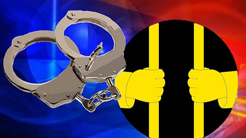 தில்லி மெட்ரோ ரயில் நிலையத்தில் ரூ.20 லட்சம் மதிப்புள்ள பொருள்களை கொண்ட பையைத் திருடியதாக பிஎஸ்சி மாணவி கைது