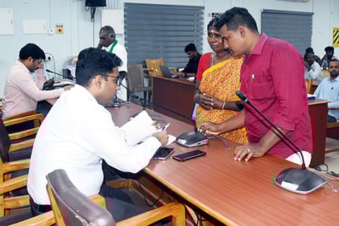 மக்கள்குறைதீா் கூட்டத்தில் பொதுமக்களிடமிருந்து மனுவினை பெற்றுக் கொண்ட மாவட்ட ஆட்சியா் எம்.எஸ்.பிரசாந்த்.