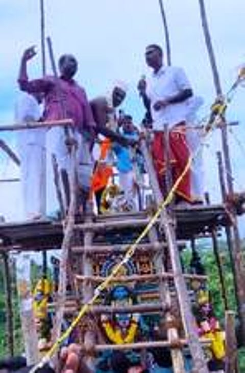 சூரைக்குளம் கிருஷ்ணன் மற்றும் மகா மாரியம்மன் கோயிலில் நடைபெற்ற கும்பாபிஷேகம்.